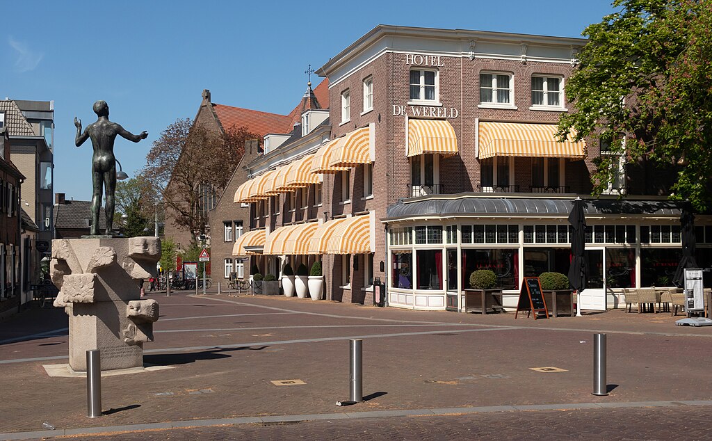 https://commons.wikimedia.org/wiki/File:Wageningen,_Hotel_de_Wereld_RM369102_IMG_9149_2019-04-19_12.36.jpg